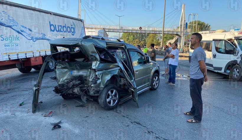 İşçi servisi hafif ticari aracı biçti; 1 ölü, 2 yaralı