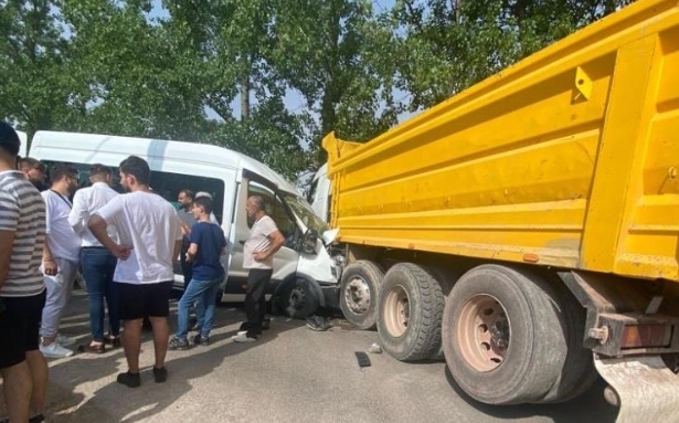 İşçi servisi ile kamyon çarpıştı: 7 yaralı