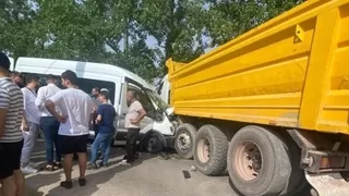 İşçi servisi ile kamyon çarpıştı: 7 yaralı
