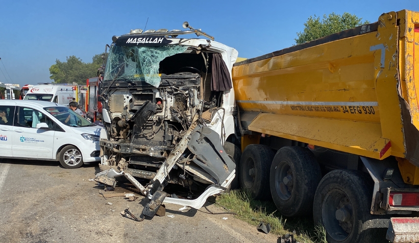 İşçi servisi ile kamyon kafa kafaya çarpıştı: 1'i ağır 27 yaralı