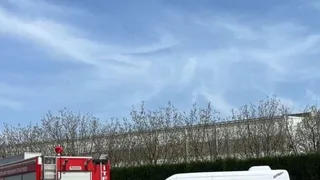 İşçi servisi ile otomobil çarpıştı