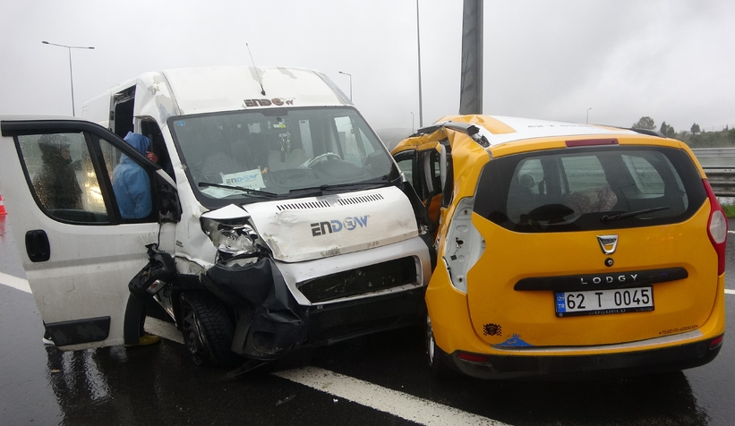 İşçi servisi ile ticari taksi çarpıştı: 13 yaralı