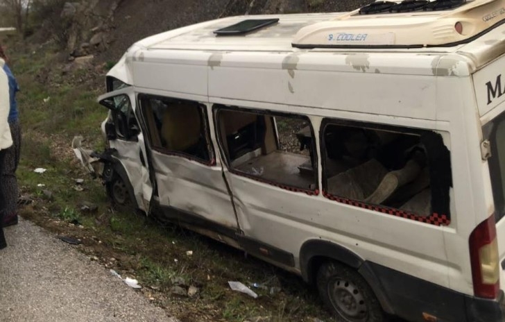 İşçileri taşıyan minibüs kaza yaptı: 2 ölü, 19 yaralı