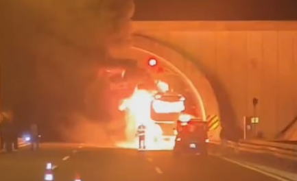 İşçileri taşıyan otobüs alev alev yandı