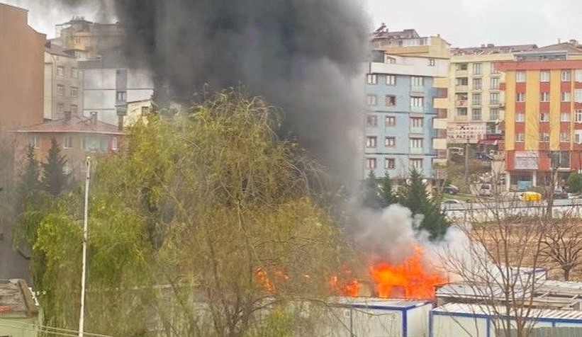 İşçilerin kaldığı konteyner alev alev yandı