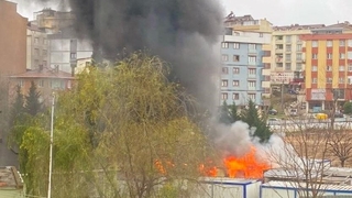 İşçilerin kaldığı konteyner alev alev yandı