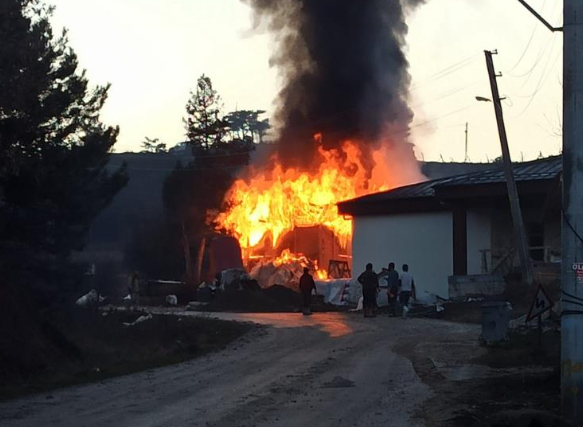 İşçilerin kaldığı müştemilat alev alev yandı