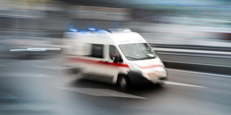 İşçinin kopan parmağı yerine dikildi