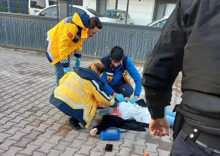 İşe gitmek için evden çıkan kadını pusu kurup öldürdü