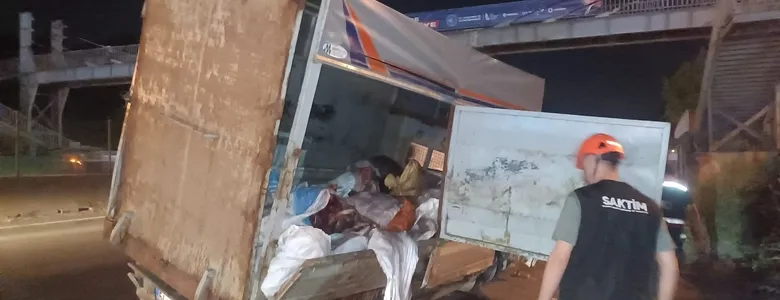 İşkembe yüklü kamyonetle otomobil çarpıştı