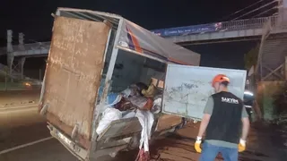 İşkembe yüklü kamyonetle otomobil çarpıştı