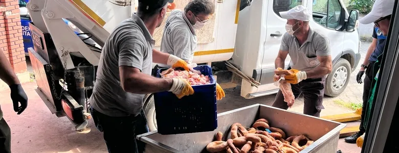 İşletmeye baskın; 1 ton bozuk sucuk ele geçirildi