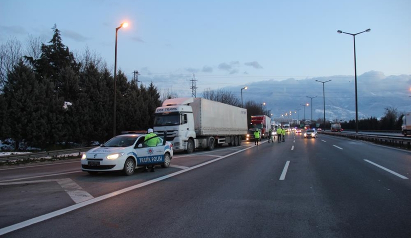 İstanbul'a giderim diye düşünmeyin, komşuda yolu kapattı