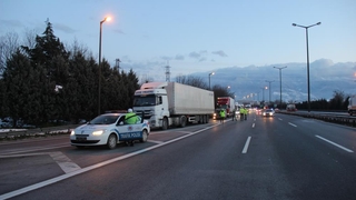 İstanbul'a giderim diye düşünmeyin, komşuda yolu kapattı