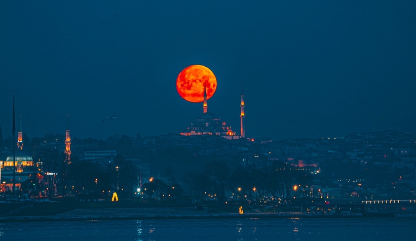 İstanbul’da eşsiz dolunay manzarası mest etti