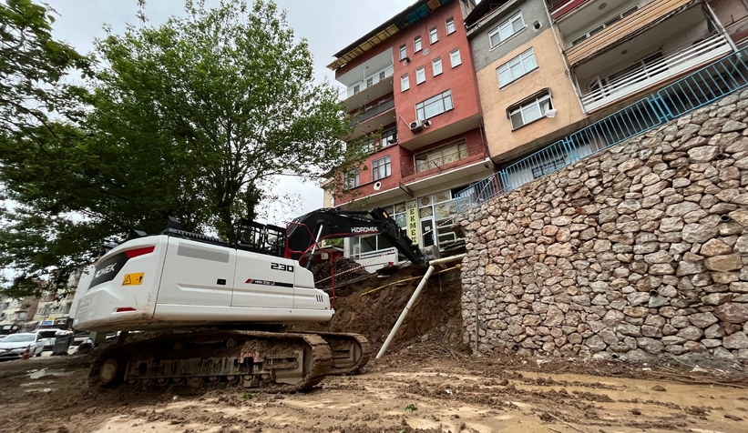 İstinat duvarı ikinci kez çöktü: 5 katlı bina boşaltıldı