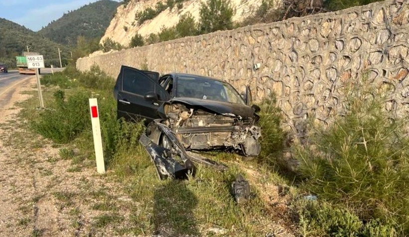 İstinat duvarına çarptı: 2 yaralı