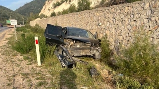 İstinat duvarına çarptı: 2 yaralı