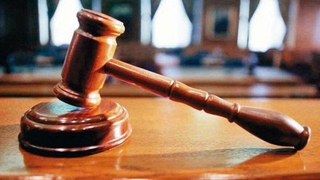 İşyerinde pantolon şakası pahalıya mal oldu