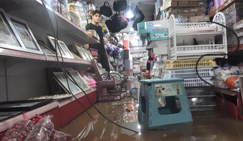 İşyerlerini su bastı