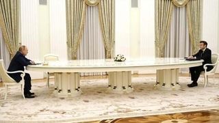 İtalyan ve İspanyol marangozlar Putin’in '6 metrelik' masasını paylaşamadı