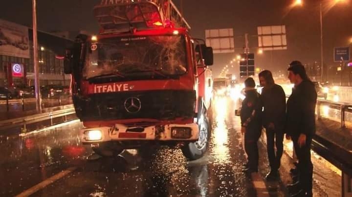 İtfaiye araçları kaza yaptı: 6 itfaiyeci yaralandı