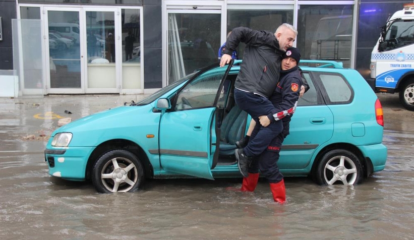 İtfaiye eri kucağında taşıdı