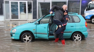İtfaiye eri kucağında taşıdı