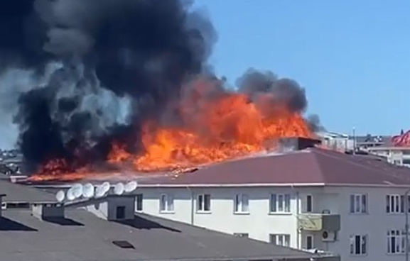 İzolasyon sırasında yangın çıktı, çatı cayır cayır yandı