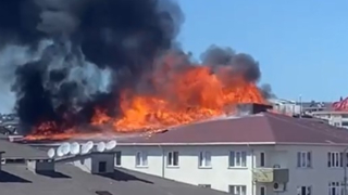 İzolasyon sırasında yangın çıktı, çatı cayır cayır yandı