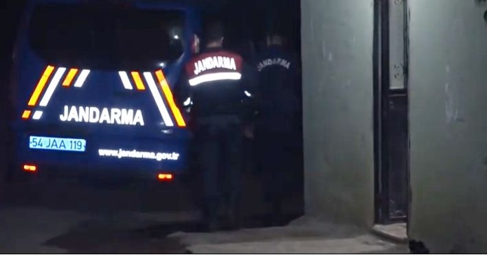 Jandarmayı görünce 15 metreden dereye atladı