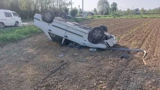 Kabakulak girişinde otomobil tarlaya uçtu