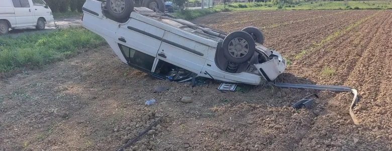 Kabakulak girişinde otomobil tarlaya uçtu