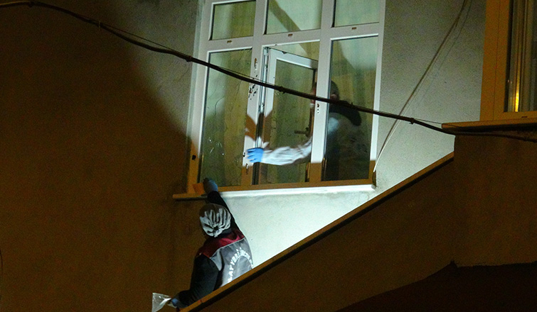 Kabus gibi gece; Evi kurşuna dizdiler