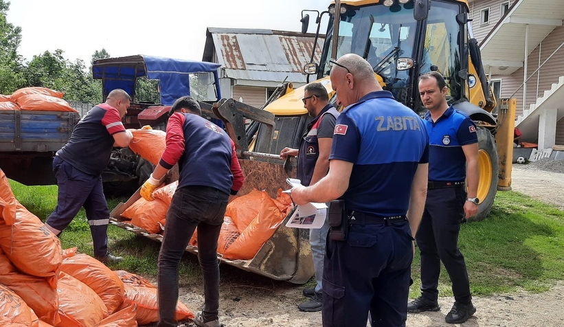 Kaçak kömürleri internetten sipariş alıp evinden satıyordu