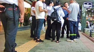 Kadın giyim mağazasında içeriyi mi gözetliyorsun kavgası