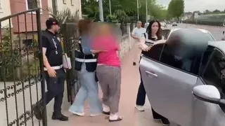 Kadın hırsızlar önce kameraya sonra polise yakalandılar