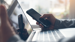 Kadın işçilere mesaj atan amir tazminatsız kovuldu