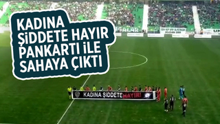 Kadına şiddete hayır pankartı ile sahaya çıktı