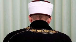 Kadınla yakalandığı iddia edilen imamın görevine son verildi