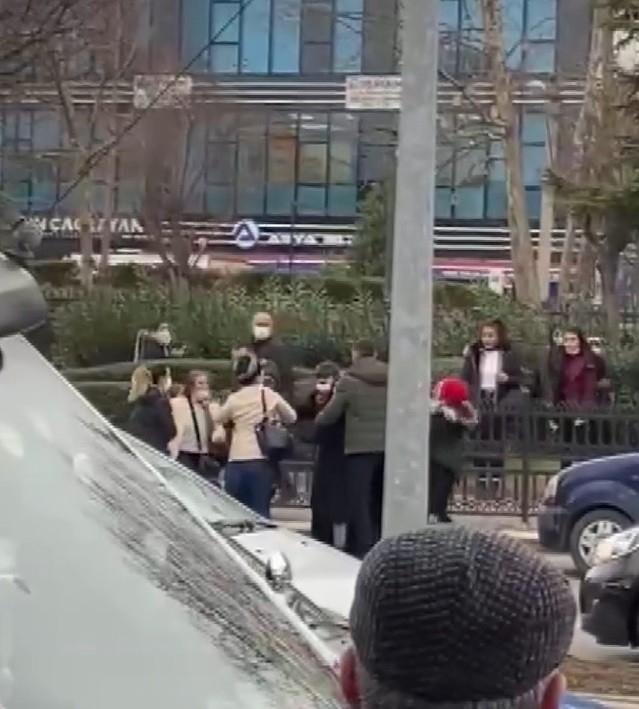 Kadınlar cadde ortasında saç saça yumruk yumruğa birbirine girdi