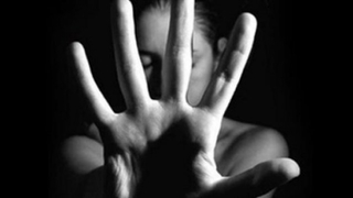 Kadınlara sarılıp taciz ediyordu, yakalandı