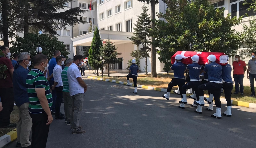 Polisin cenaze töreninde yürek yakan o an!