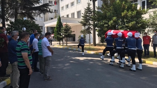 Polisin cenaze töreninde yürek yakan o an!