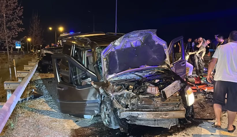 Kafa kafaya çarpıştılar: 2 ölü, 11 yaralı