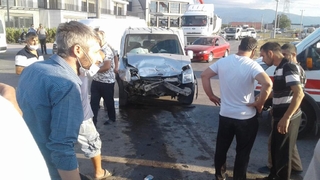 Kafa kafaya çarpıştılar: 3 yaralı