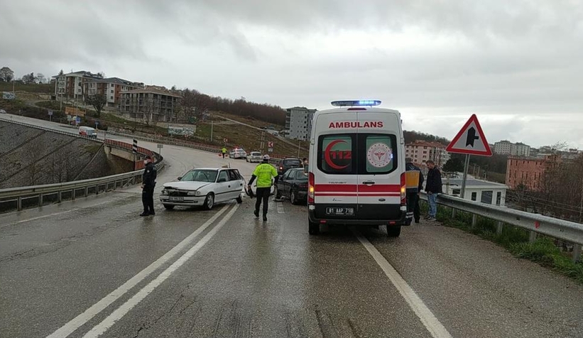 Kafa kafaya çarpıştılar:3 yaralı