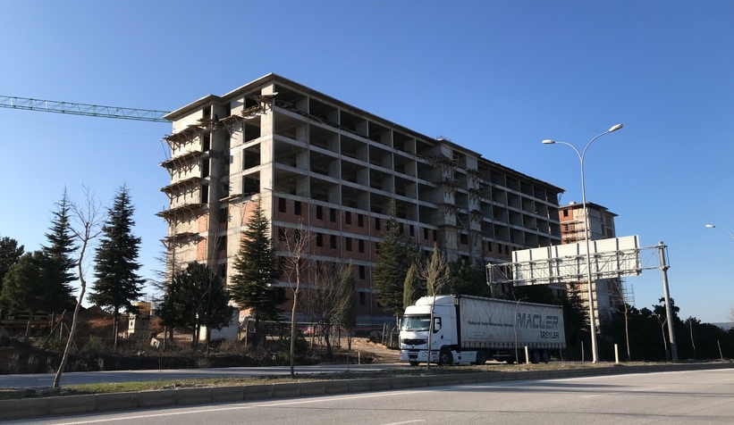 Kafasına kalas düşen işçi hayatını kaybetti