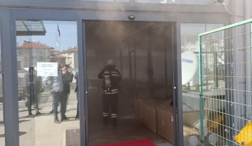 Kafeteryadaki trafo bomba gibi patladı: 2 yaralı