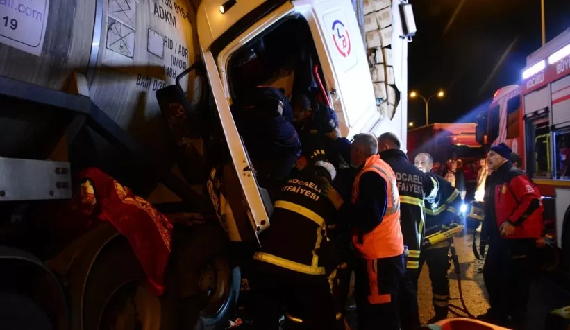 Kağıt gibi ezilen tırda can pazarı